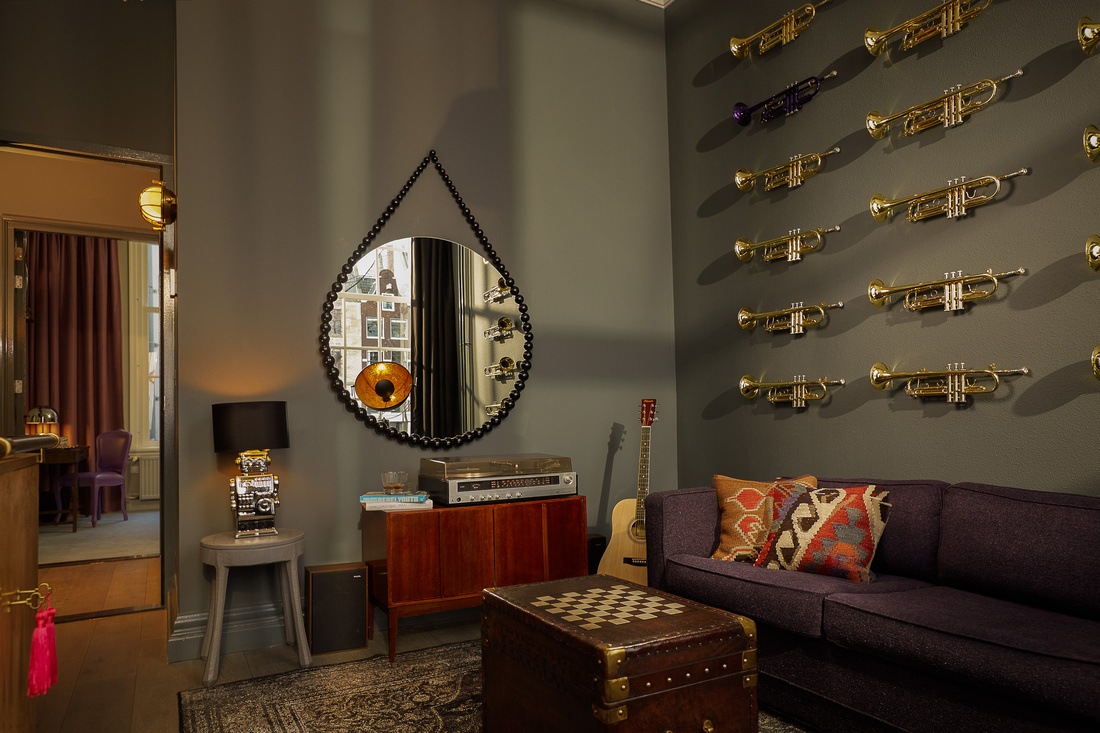 Innenansicht des Wohnbereiches der Music Collector's Suite des Pulitzer Amsterdam Hotels